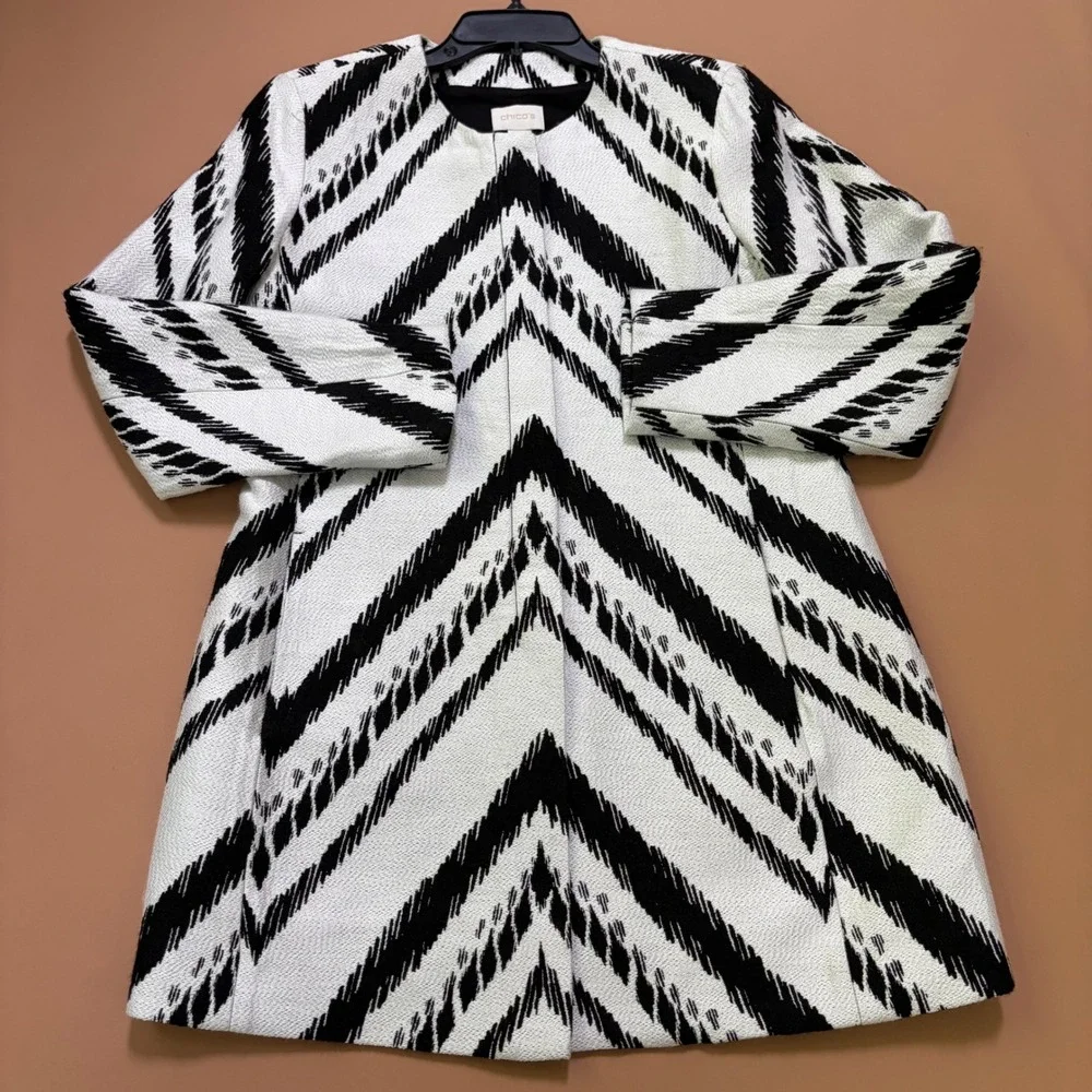 Chicos Black‎ White Chevron Ikat Topper Jacket Size 0 S Zip Front Pockets Lined
